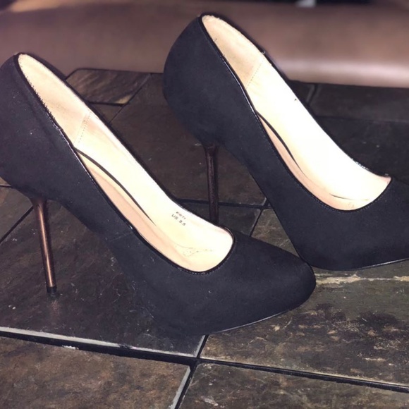 Black Women's Pump - Picture 3 of 4